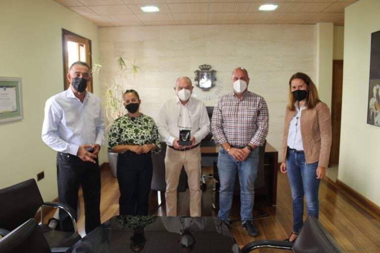 Esteban Domínguez se jubila tras más de 30 años como docente y director de la UNED