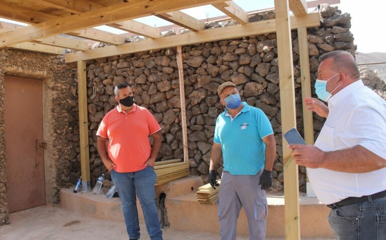 El ayuntamiento instala una pérgola en el almacén ganadero en el Valle de La Cueva