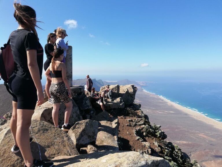 Antigua sube al pico más alto para contemplar la isla