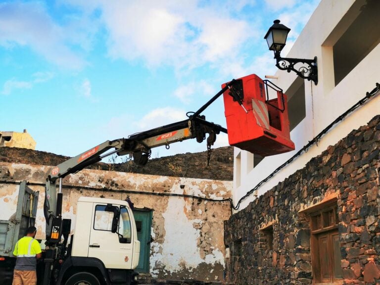 Antigua compra dos camiones con plataforma elevadora