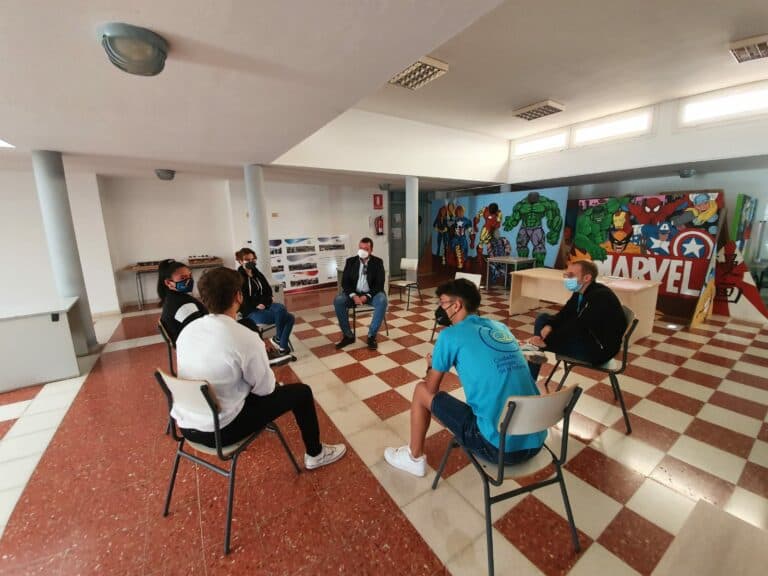 Domingo Curbelo conoce de primera mano la realidad de los adolescentes del municipio