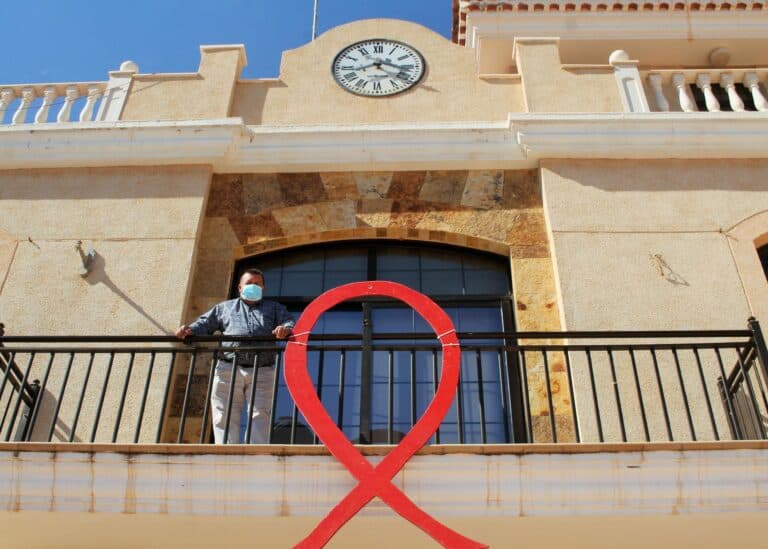 Lazos rojos en Antigua y Caleta de Fuste en solidaridad con la lucha contra el SIDA