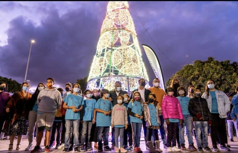 La capital estrena la Navidad con una iluminación que viste de ilusión todo el municipio