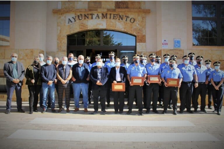 Homenaje a los agentes más veteranos de la Policía Local de Antigua