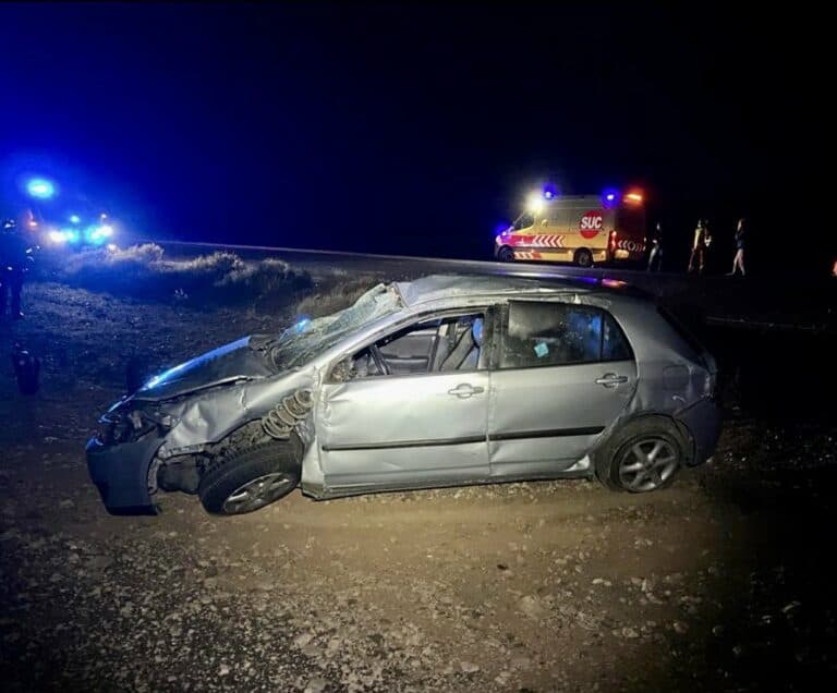 Una mujer herida tras volcar en Antigua