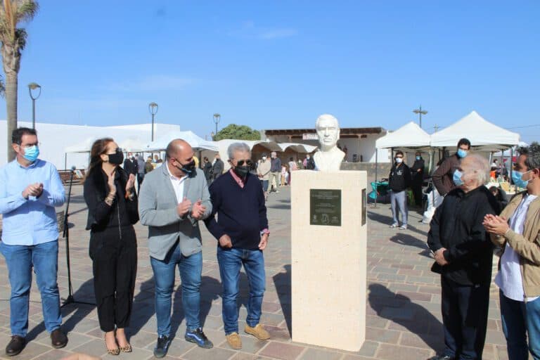 Fuerteventura rinde homenaje a Casimiro Camacho con un busto en Lajares