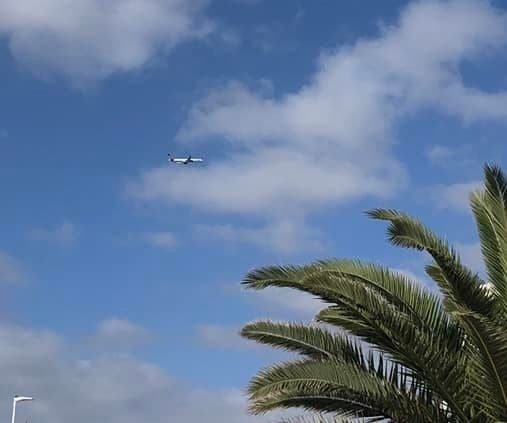 Un avión aterriza de emergencia en Fuerteventura tras incendiarse un motor
