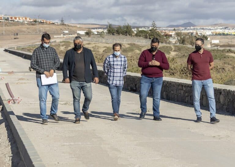 Avanza la obra del paseo marítimo con el inicio de la instalación de alumbrado público