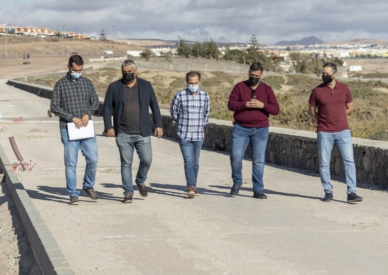 Avanza la obra del paseo marítimo con el inicio de la instalación de alumbrado público