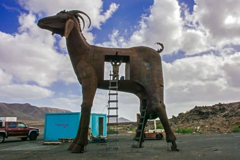 El Ayuntamiento apoya a los vecinos para que la ‘Cabra al viento’ se coloque en La Ampuyenta