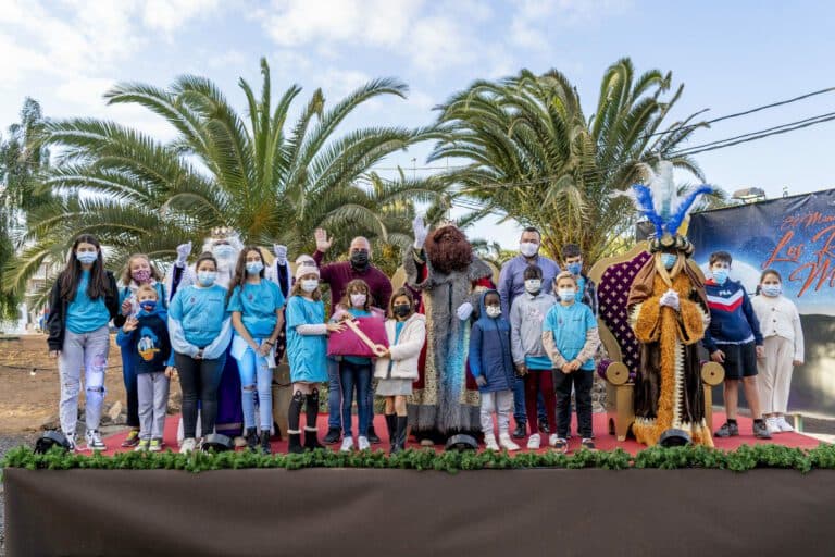 Los Reyes Magos reparten ilusión entre los niños y mayores de Puerto del Rosario