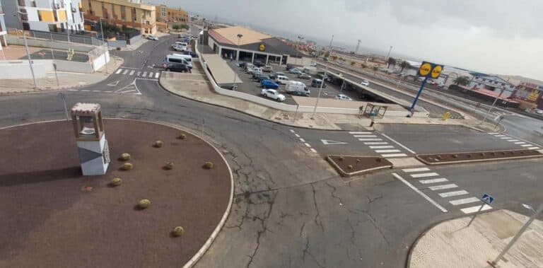 El consistorio continúa adecentando los espacios ajardinados del barrio de Rosa Vila