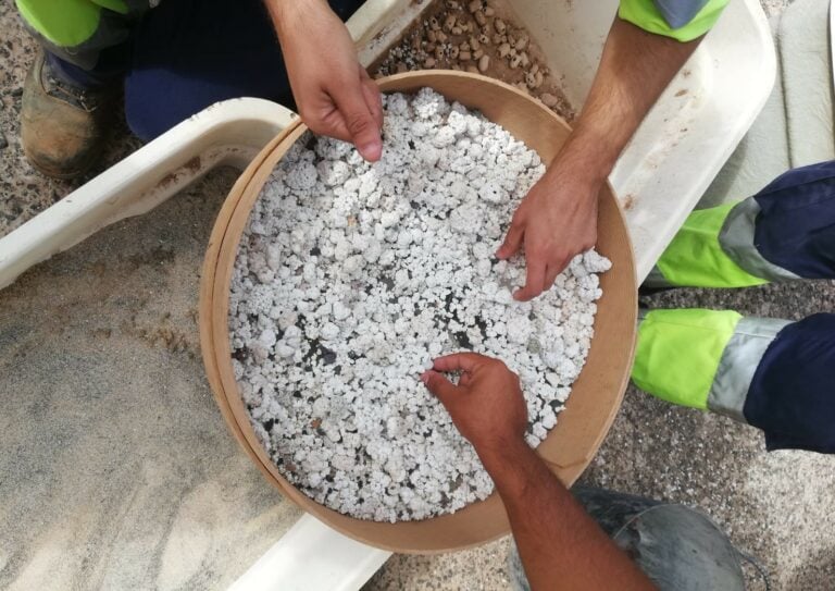 Incautadas en el aeropuerto más de 4’5 toneladas de conchas, rodolitos, piedras y arena