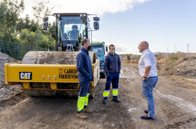 Arreglados casi 300 kilómetros de caminos rurales de Tuineje