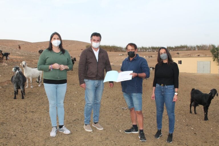 Explotaciones ganaderas de Tuineje reciben la certificación de su legalización