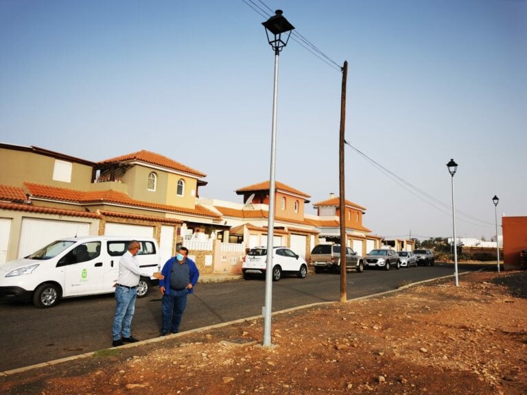 Ayuntamiento de Antigua atiende la demanda vecinal de alumbrar La Orilla 2