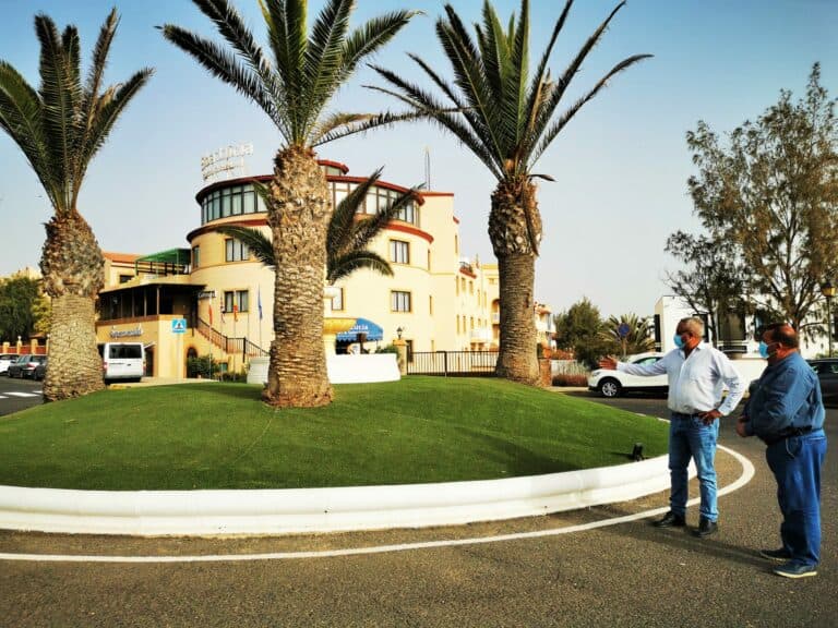 El Ayuntamiento embellece las rotondas de Costa de Antigua