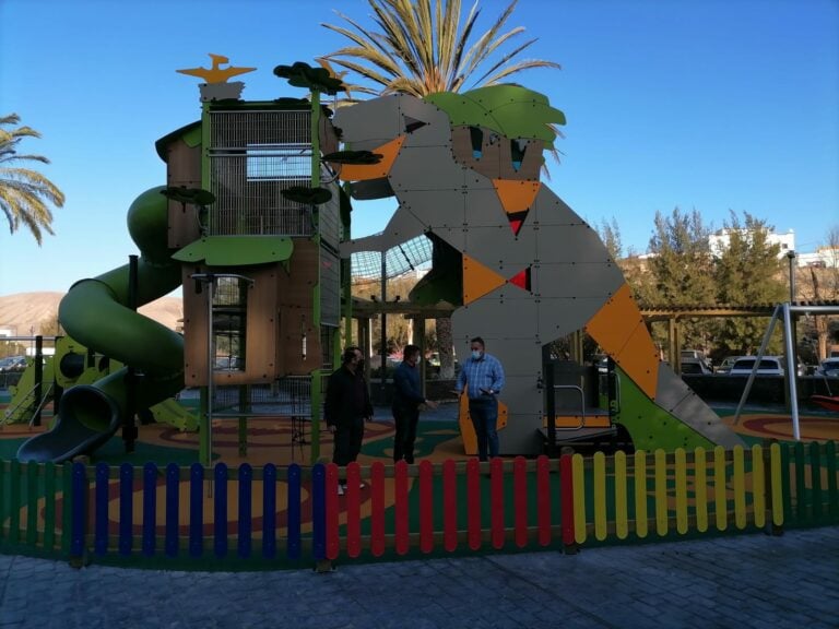 Pájara inaugura un parque infantil moderno e inclusivo