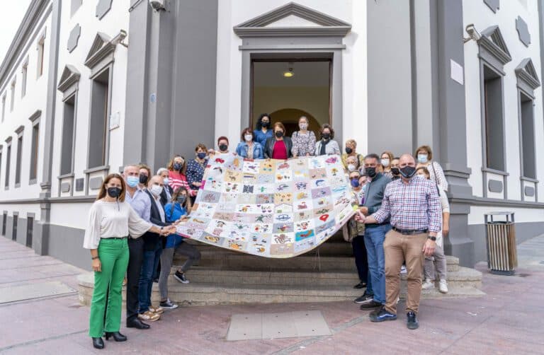 El Cabildo colabora con la manta solidaria ‘Cosiendo sueños’ a beneficio de cuatro asociaciones
