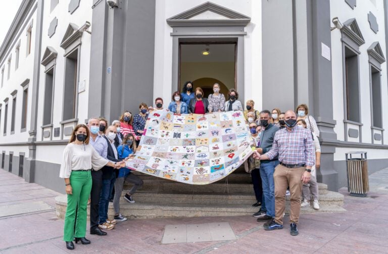 El Cabildo colabora con la manta solidaria ‘Cosiendo sueños’ a beneficio de cuatro asociaciones