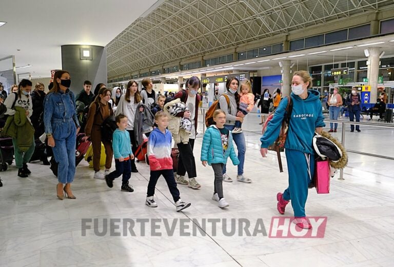 VIDEO | Llegan a Fuerteventura 16 menores procedentes de un orfanato de Ucrania
