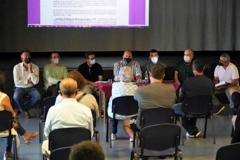 El Cabildo se reúne con vecinos de Lajares, preocupados por el riesgo de inundaciones