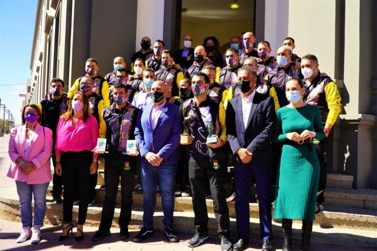 El Cabildo rinde homenaje a Los Gambusinos tras su triunfo en Las Palmas