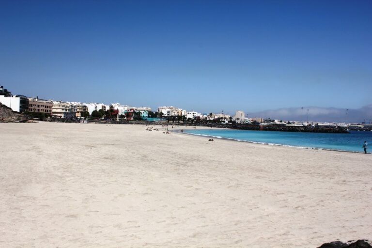 La playa de Los Pozos contará con servicio de hamacas, sombrillas y chiringuito