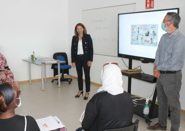 Más de 80 personas conocen el español gracias al Cabildo y Radio ECCA