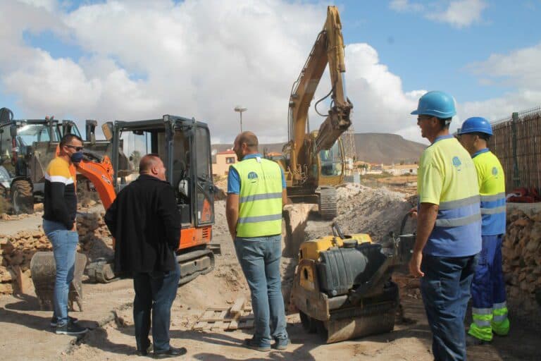 El Ayuntamiento instala por primera vez red de saneamiento en calle Terreros de Triquivijate