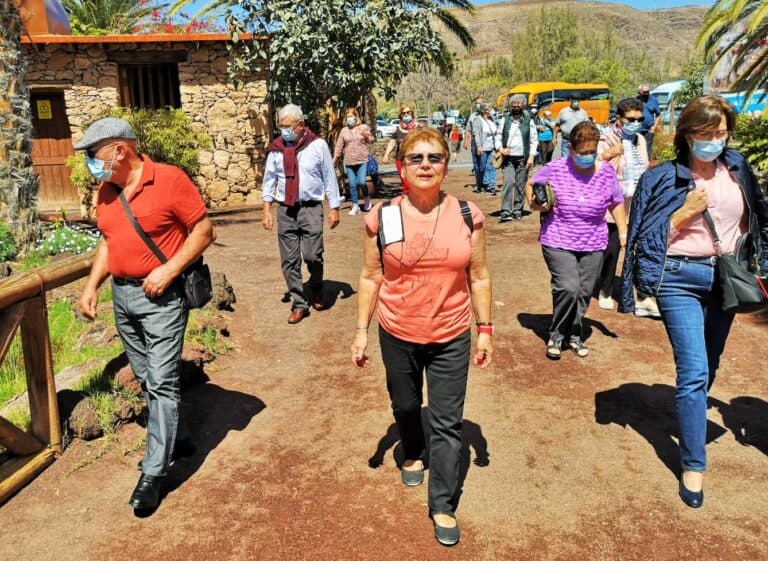 140 mayores de Antigua participan en una excursión a La Lajita, Gran Tarajal y Caleta de Fuste