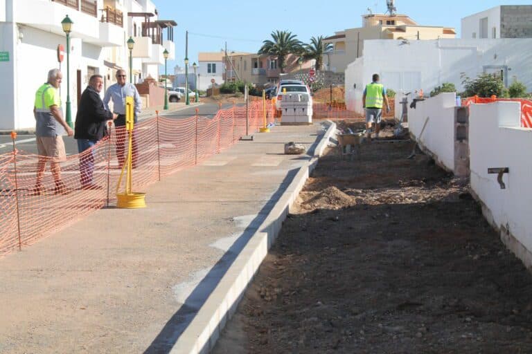 Obras de embellecimiento y accesibilidad en la calle Tinguaro de Antigua