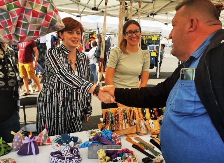 Numerosas ventas y cerca de 2.000 asistentes en el Mercadillo de Caleta de Fuste