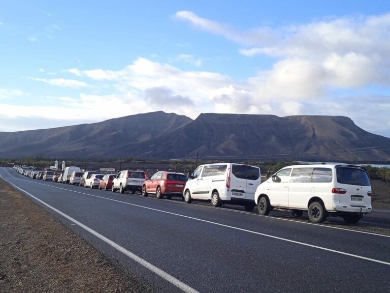 Largas colas para conseguir frutales en la campaña de la Consejería del Sector Primario