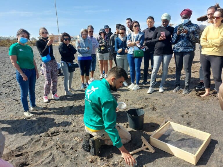 30 estudiantes conocen el litoral majorero gracias al programa de educación ambiental del Cabildo