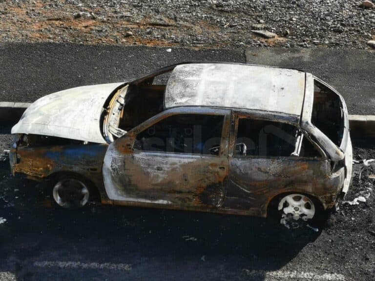 El pirómano de la capital actúa de nuevo: dos coches quemados en barrio Fabelo