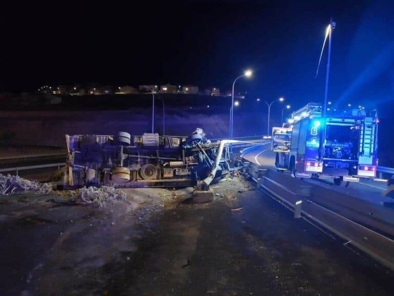Vuelca un camión en la entrada de Puerto del Rosario