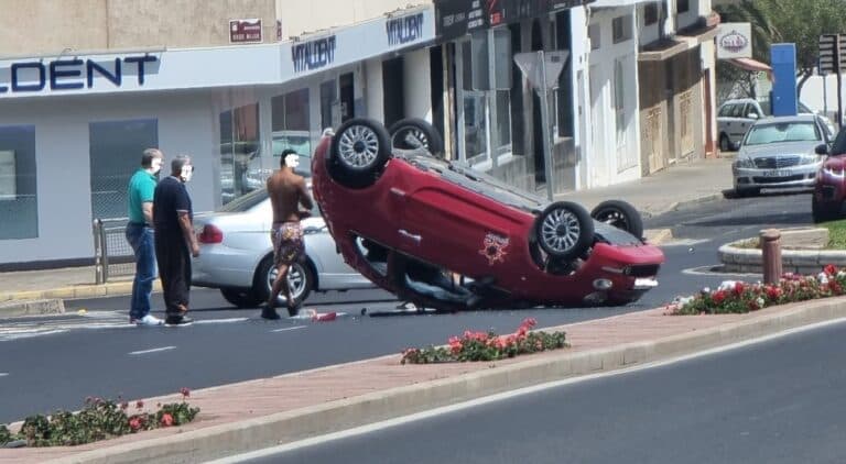 Herido un joven de 23 años en el vuelco de un turismo en Puerto del Rosario