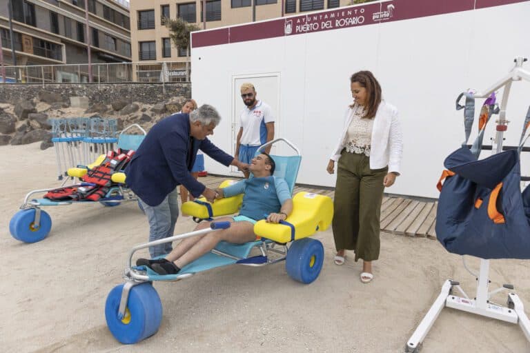 Las playas de Puerto refuerzan su servicio de baño asistido para las personas con movilidad reducida