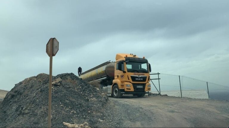 El Ayuntamiento instala dos cubas de agua potable en Costa Calma