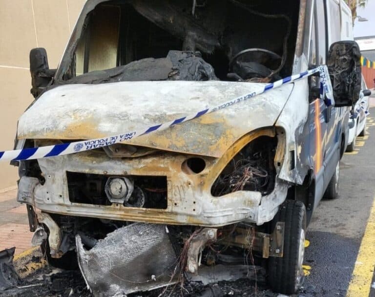 Las cámaras graban a un hombre prendiendo fuego al furgón policial