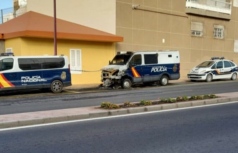 Se investiga el incendio de un furgón policial frente a la Comisaría de Puerto del Rosario