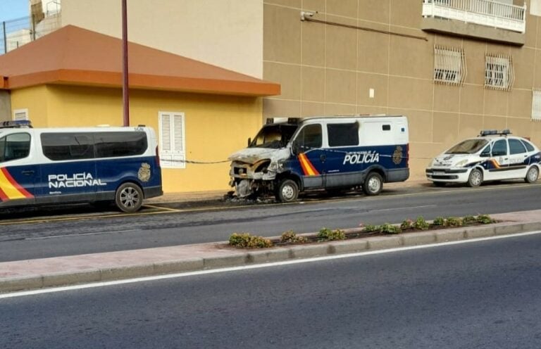Se investiga el incendio de un furgón policial frente a la Comisaría de Puerto del Rosario