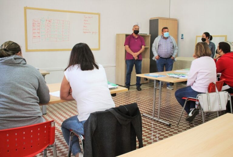 Antigua promueve la educación de adultos con Radio ECCA