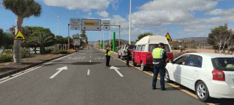 La Policía Local continúa con controles en el Aeropuerto por intrusismo en el sector del taxi