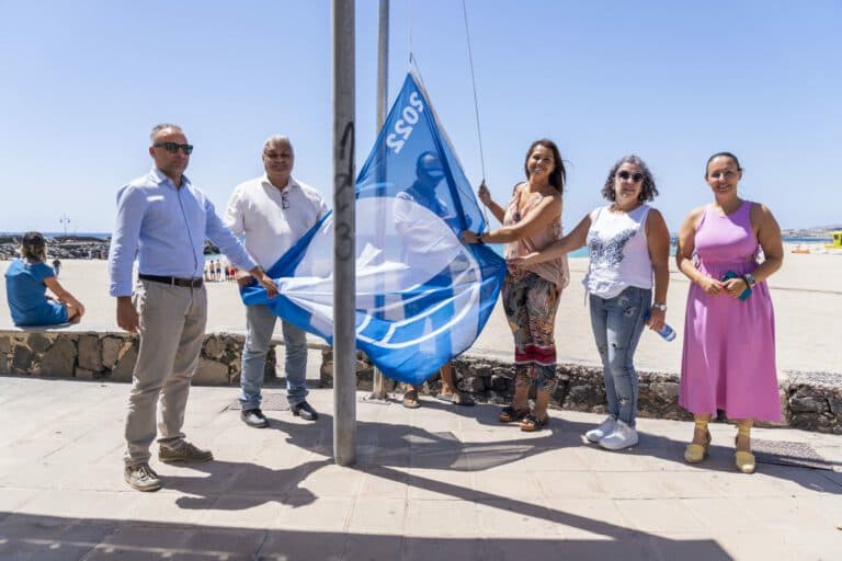La Playa de Los Pozos, Puerto Lajas y Playa Blanca ondean sus banderas azules