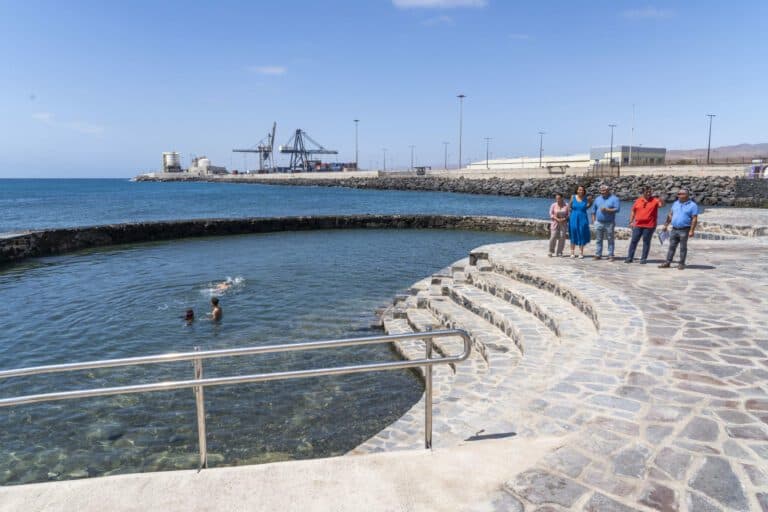 El Charco recupera su frente litoral inaugurando una piscina natural