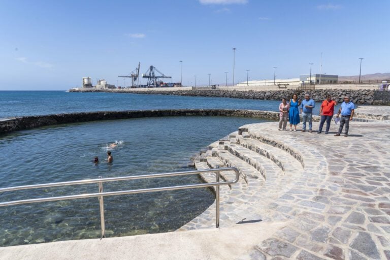 El Charco recupera su frente litoral inaugurando una piscina natural