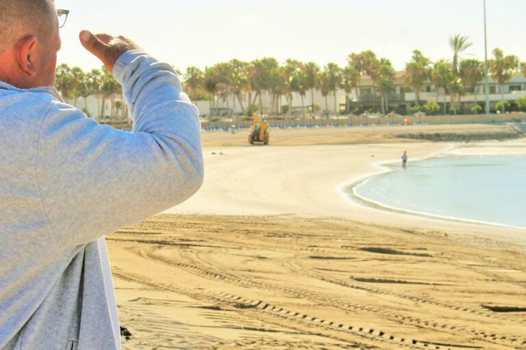 Maquinaria municipal actúa cada mañana en la mejora de la arena de la Playa de El Castillo