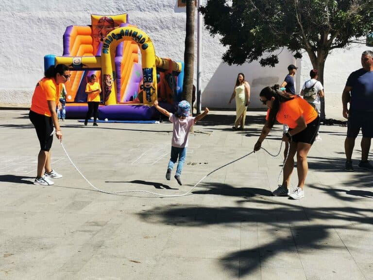 Mercado Agrícola de Antigua con más flores, cebollas, calabazas, dulces y juegos tradicionales